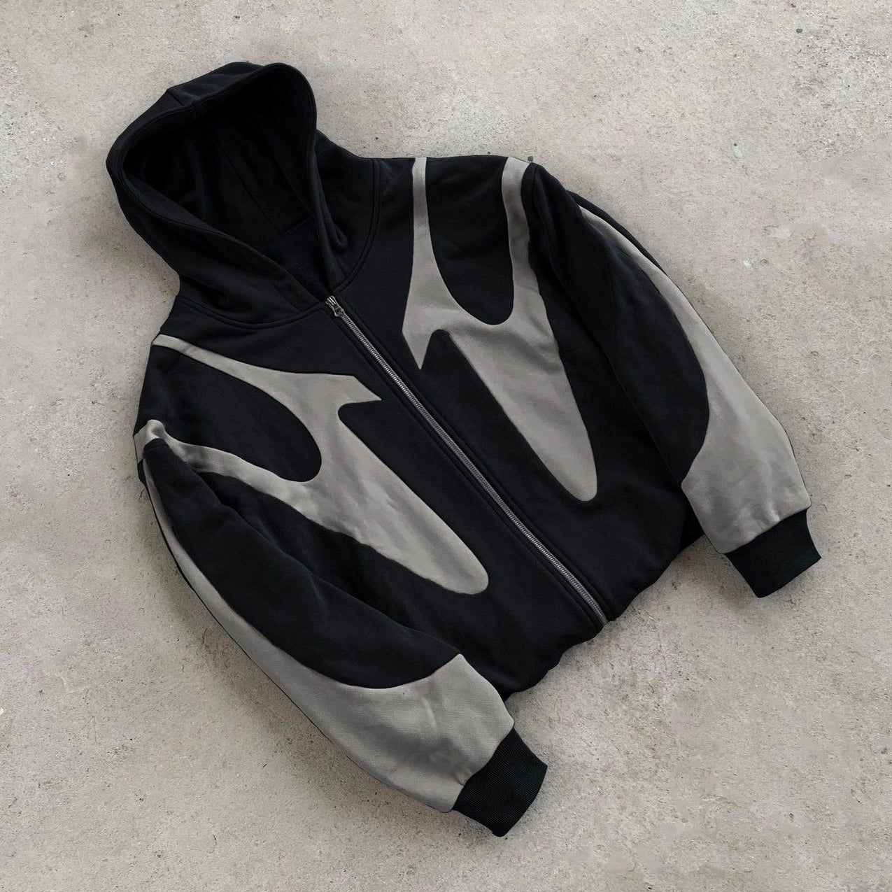 Schwarzer Kapuzenpullover mit Nahtdetails